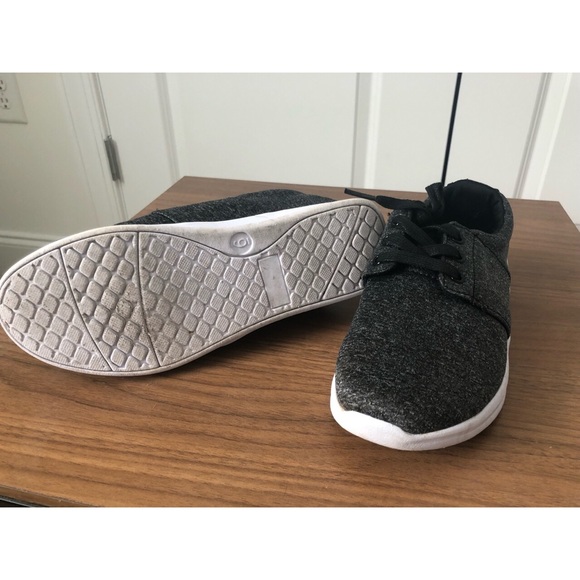 Women’s Size 6 Canvas Sneaker - Picture 3 of 3